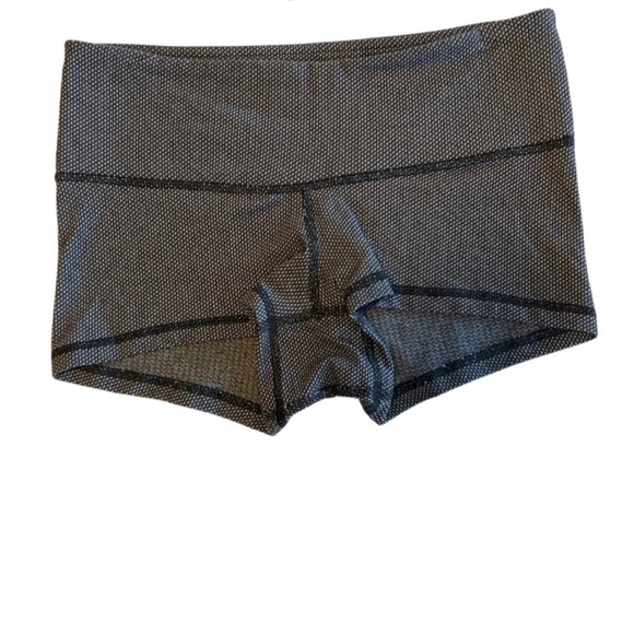 Lululemon Boogie Short Diamond Dot Black & White
Size 4 - Picture 4 of 7